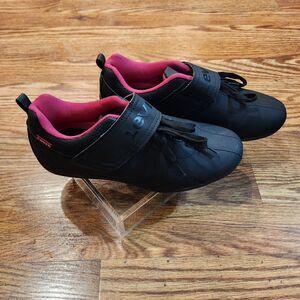 NWOT Women's Size 6.5 Levi’s Zeta UL Sneakers Black with Hot Pink Shoes